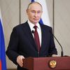 Президент РФ Владимир Путин во время подхода к представителям российских СМИ в Астане Президент РФ Владимир Путин во время подхода к представителям российских СМИ в Астане