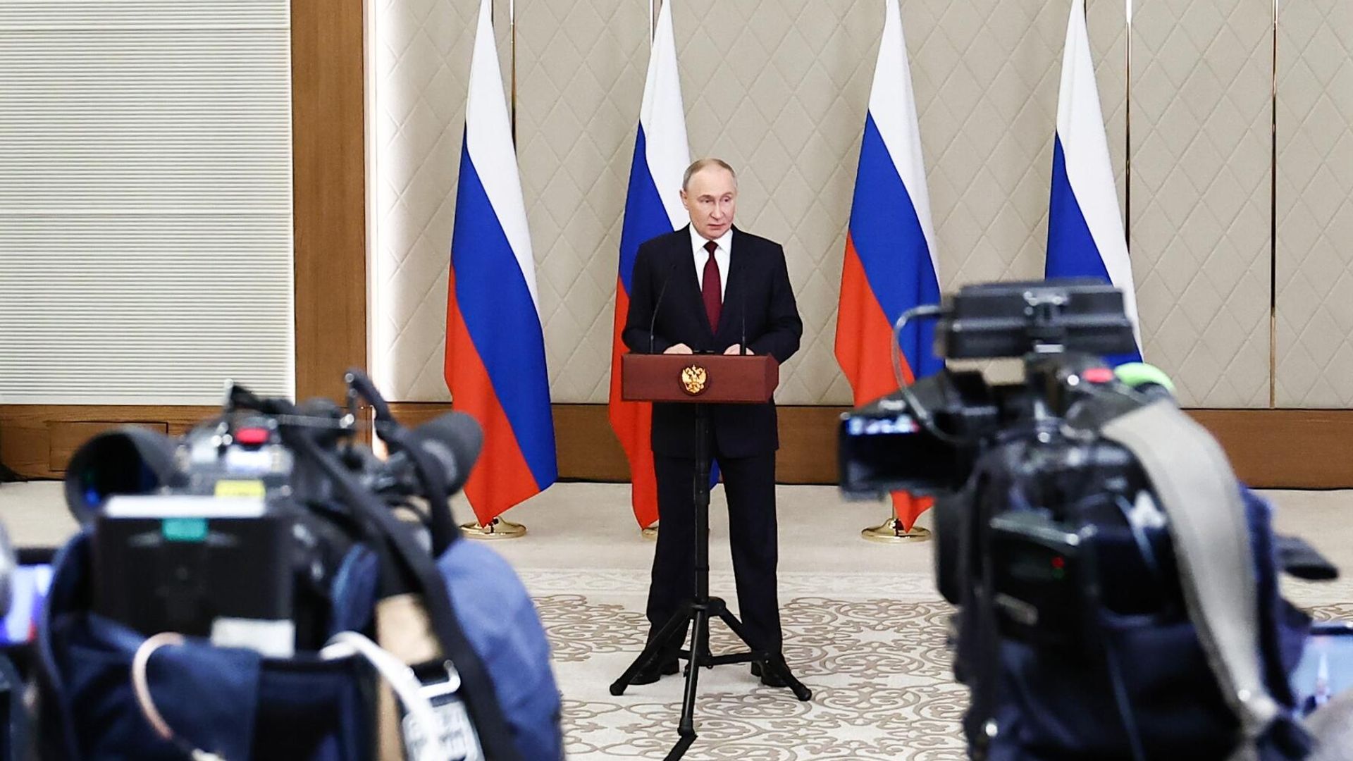 Президент РФ Владимир Путин во время подхода к представителям российских СМИ в Астане Президент РФ Владимир Путин во время подхода к представителям российских СМИ в Астане - РИА Новости, 1920, 28.11.2024