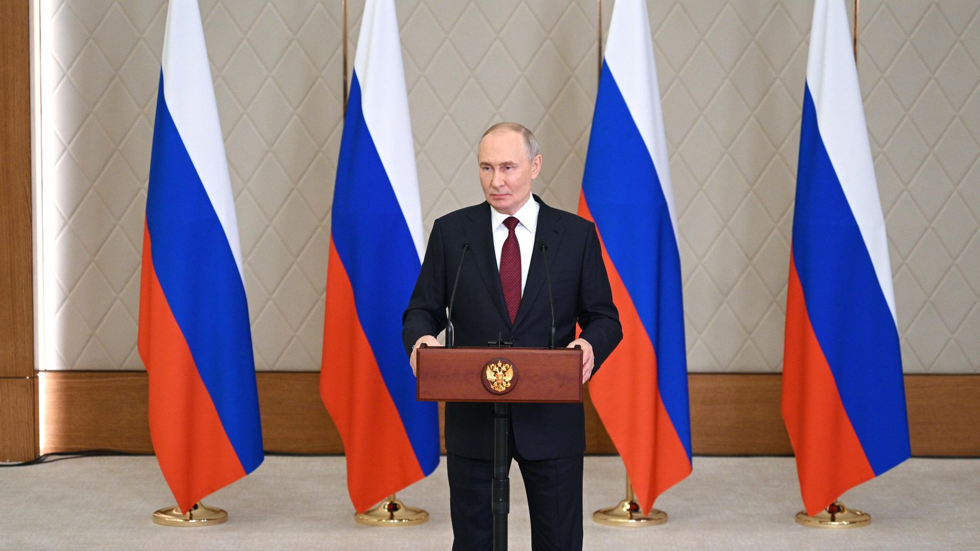 Президент РФ Владимир Путин во время подхода к представителям российских СМИ в Астане Президент РФ Владимир Путин во время подхода к представителям российских СМИ в Астане - РИА Новости, 1920, 28.11.2024