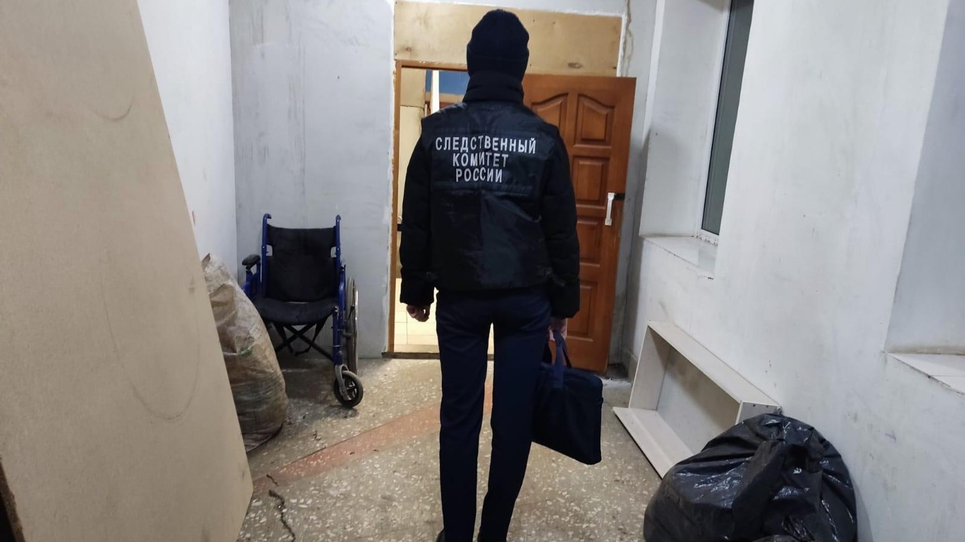Сотрудник СК РФ в социальном центре в Алтайском крае, где погибли от отравления три человека Сотрудник СК РФ в социальном центре в Алтайском крае, где погибли от отравления три человека - РИА Новости, 1920, 28.11.2024