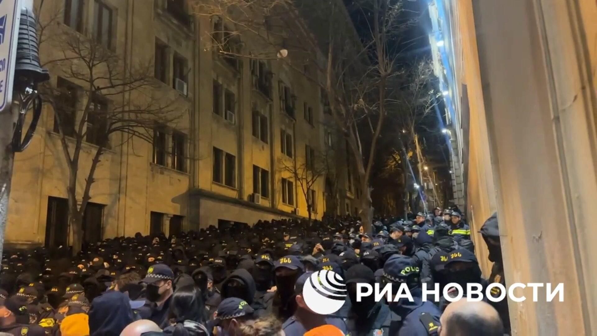 Большое количество полицейских и спецназа стянуто к зданию парламента в Тбилиси, где проходит массовая акция протеста Большое количество полицейских и спецназа стянуто к зданию парламента в Тбилиси, где проходит массовая акция протеста - РИА Новости, 1920, 28.11.2024