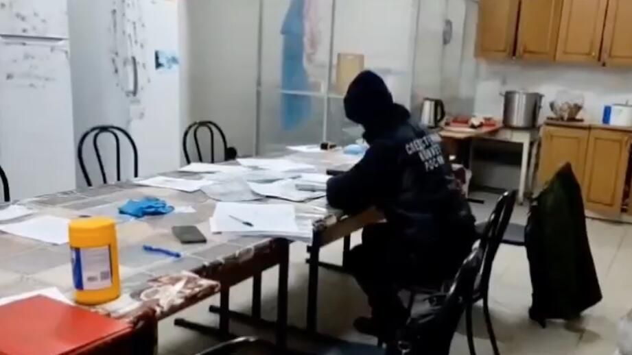 Сотрудник СК России в социальном центре в Алтайском крае, где погибли от отравления три человека Сотрудник СК России в социальном центре в Алтайском крае, где погибли от отравления три человека - РИА Новости, 1920, 03.12.2024