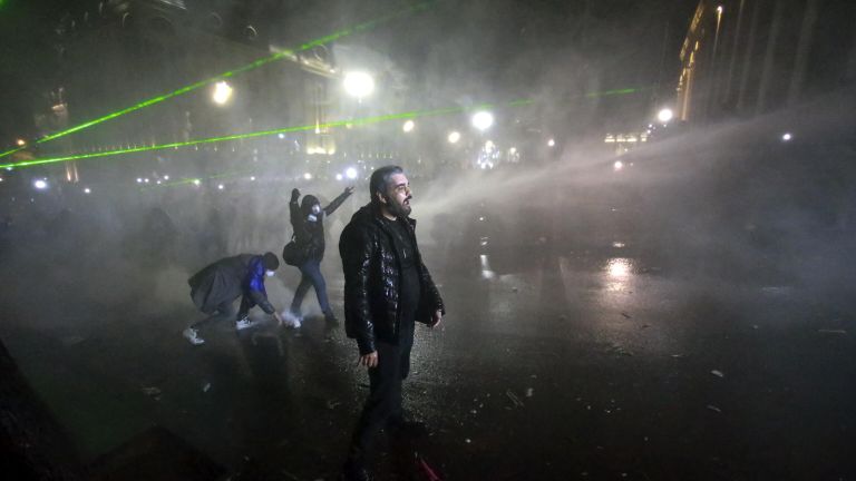 Участники акции протеста оппозиции у здания парламента в Тбилиси, Грузия Участники акции протеста оппозиции у здания парламента в Тбилиси, Грузия