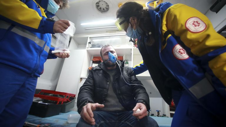 Парамедики оказывают помощь протестующему после столкновений с полицией в Тбилиси Парамедики оказывают помощь протестующему после столкновений с полицией в Тбилиси