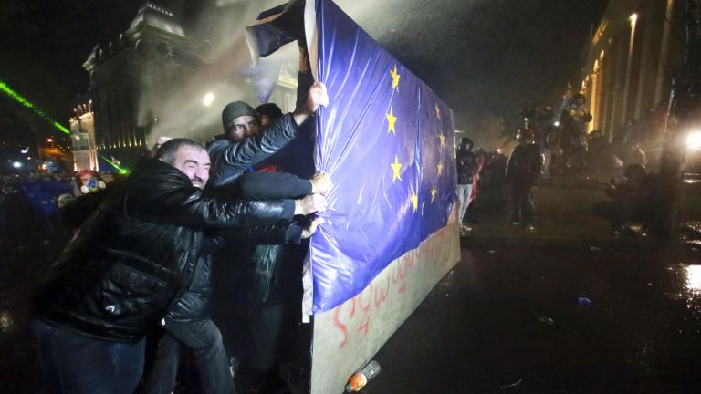 Участники акции протеста оппозиции у здания парламента в Тбилиси, Грузия Участники акции протеста оппозиции у здания парламента в Тбилиси, Грузия