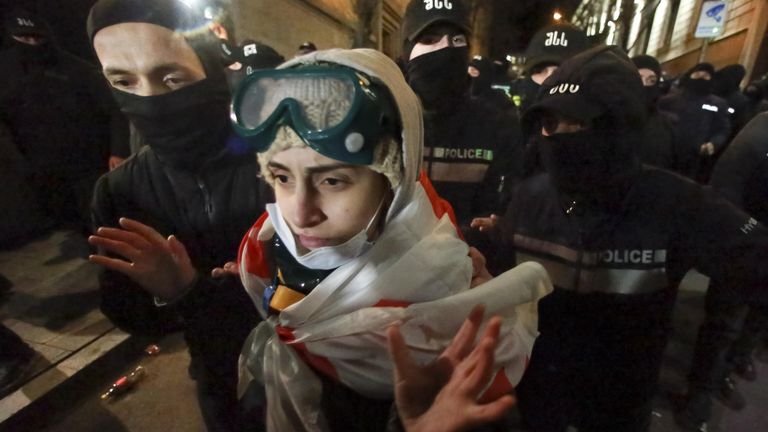 Участники акции протеста оппозиции и сотрудники полиции у здания парламента в Тбилиси, Грузия Участники акции протеста оппозиции и сотрудники полиции у здания парламента в Тбилиси, Грузия