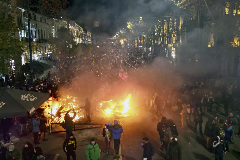 Участники акции протеста оппозиции у здания парламента в Тбилиси, Грузия