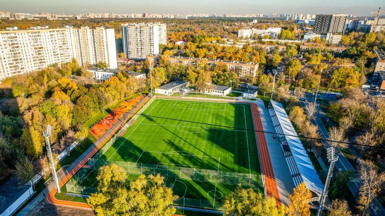 Три футбольных поля с подогревом обустроили на стадионе Локомотив в Москве Три футбольных поля с подогревом обустроили на стадионе Локомотив в Москве - РИА Новости, 1920, 29.11.2024