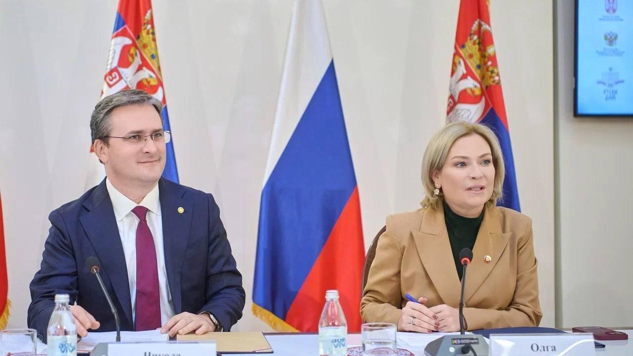 Министр культуры Сербии Никола Селакович и министр культуры РФ Ольга Любимова во время пленарного заседания в Русском доме в Белграде - РИА Новости, 1920, 28.11.2024