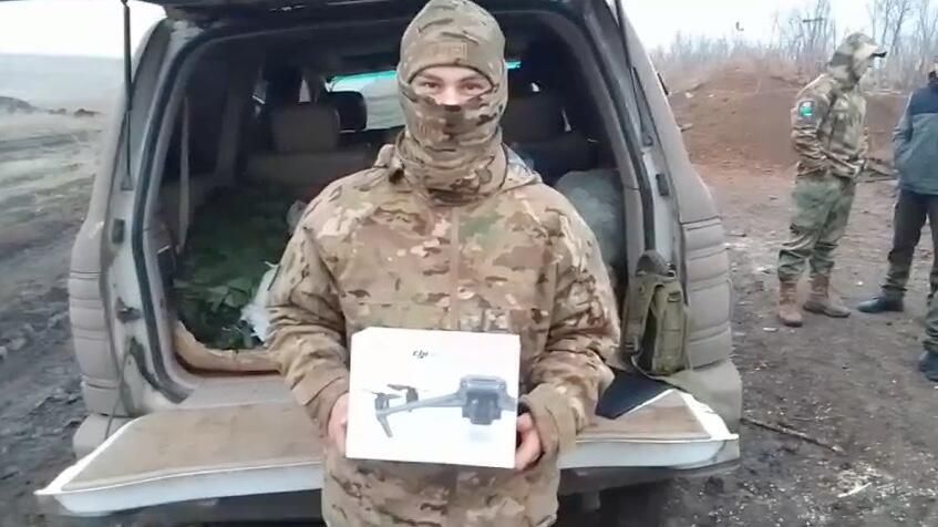 Магаданские волонтеры доставили квадрокоптер Мавик в зону СВО и передали его одному из бойцов штурмового отряда Магаданские волонтеры доставили квадрокоптер Мавик в зону СВО и передали его одному из бойцов штурмового отряда - РИА Новости, 1920, 29.11.2024