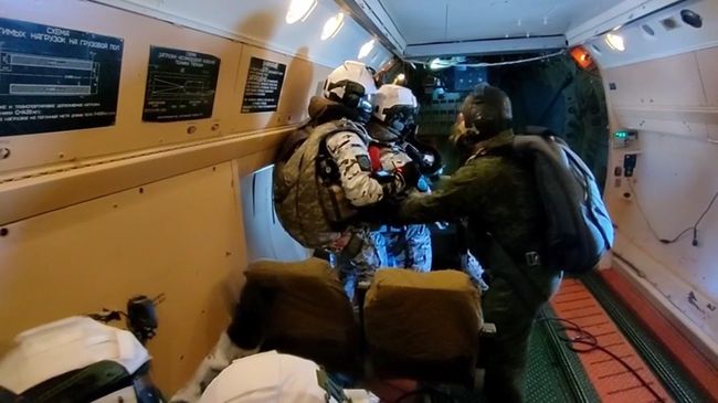 Российские парашютисты впервые в мире покинули воздушное судно из стратосферы