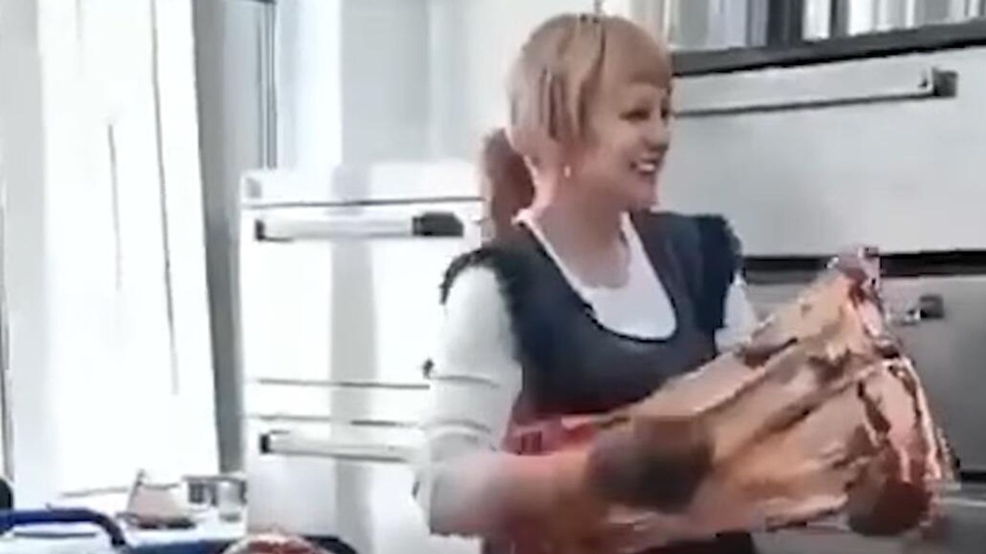 Сотрудницы школьной столовой устроили танцы с костями в поселке Шушенское Красноярского края Сотрудницы школьной столовой устроили танцы с костями в поселке Шушенское Красноярского края - РИА Новости, 1920, 29.11.2024