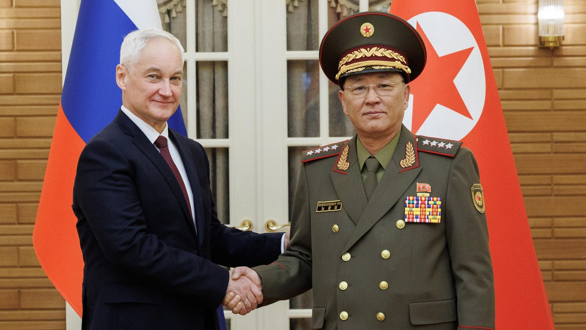 Министр обороны РФ Андрей Белоусов и министр обороны КНДР Но Гван Чхоль во время встречи в Пхеньяне. 29 ноября 2024 года Министр обороны РФ Андрей Белоусов и министр обороны КНДР Но Гван Чхоль во время встречи в Пхеньяне. 29 ноября 2024 года - РИА Новости, 1920, 29.11.2024