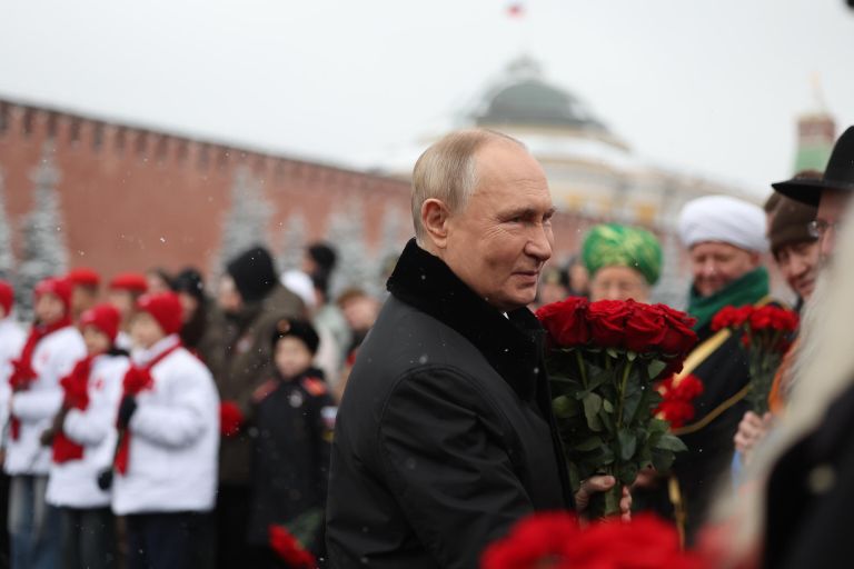 Президент РФ Владимир Путин общается с представителями национальных общественных объединений, молодёжных и волонтёрских организаций после церемонии возложения цветов к памятнику Кузьме Минину и Дмитрию Пожарскому на Красной площади 