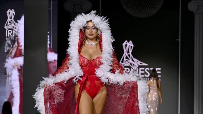 Модель демонстрирует одежду из коллекции бренда Irneste в рамках недели моды Estet Fashion Week в ювелирном доме Эстет в Москве