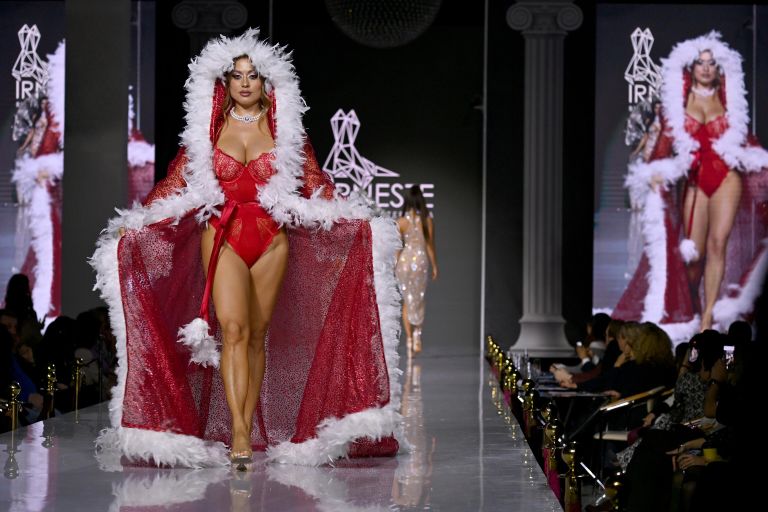 Модель демонстрирует одежду из коллекции бренда Irneste в рамках недели моды Estet Fashion Week в ювелирном доме Эстет в Москве