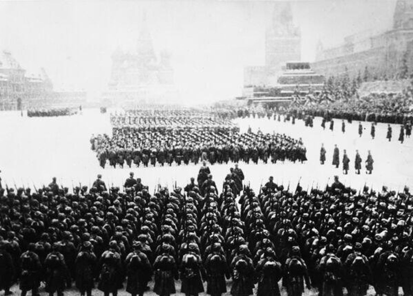 Великая Отечественная война. 1941-1945 гг. Военный парад на Красной площади в Москве 7 ноября 1941 года. После парада войска отправляются на фронт. Оборона Москвы. Великая Отечественная война. 1941-1945 гг. Военный парад на Красной площади в Москве 7 ноября 1941 года. После парада войска отправляются на фронт. Оборона Москвы.
