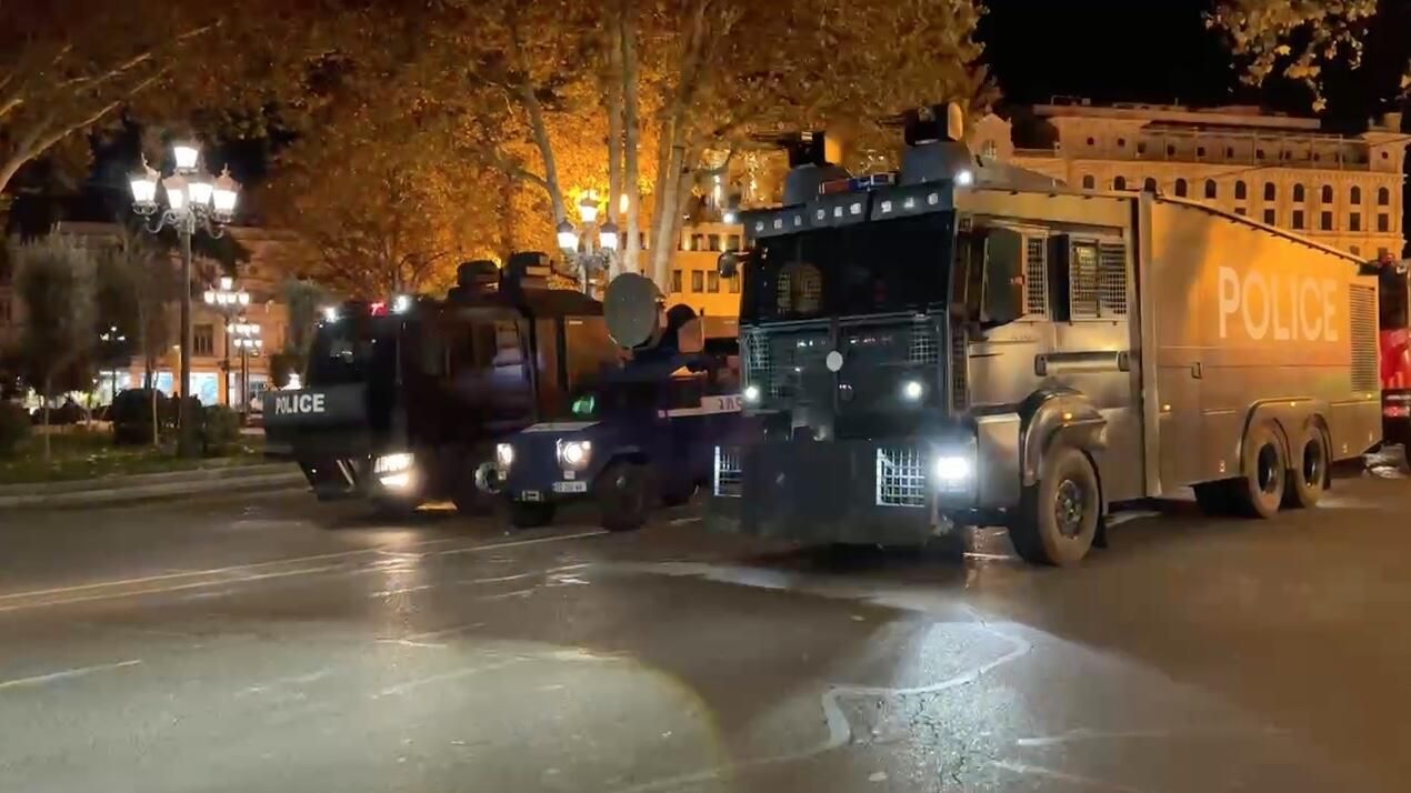 Спецназ полиции и водометы дислоцированы на площади у парламента Грузии, где проходит акция оппозиции Спецназ полиции и водометы дислоцированы на площади у парламента Грузии, где проходит акция оппозиции - РИА Новости, 1920, 29.11.2024