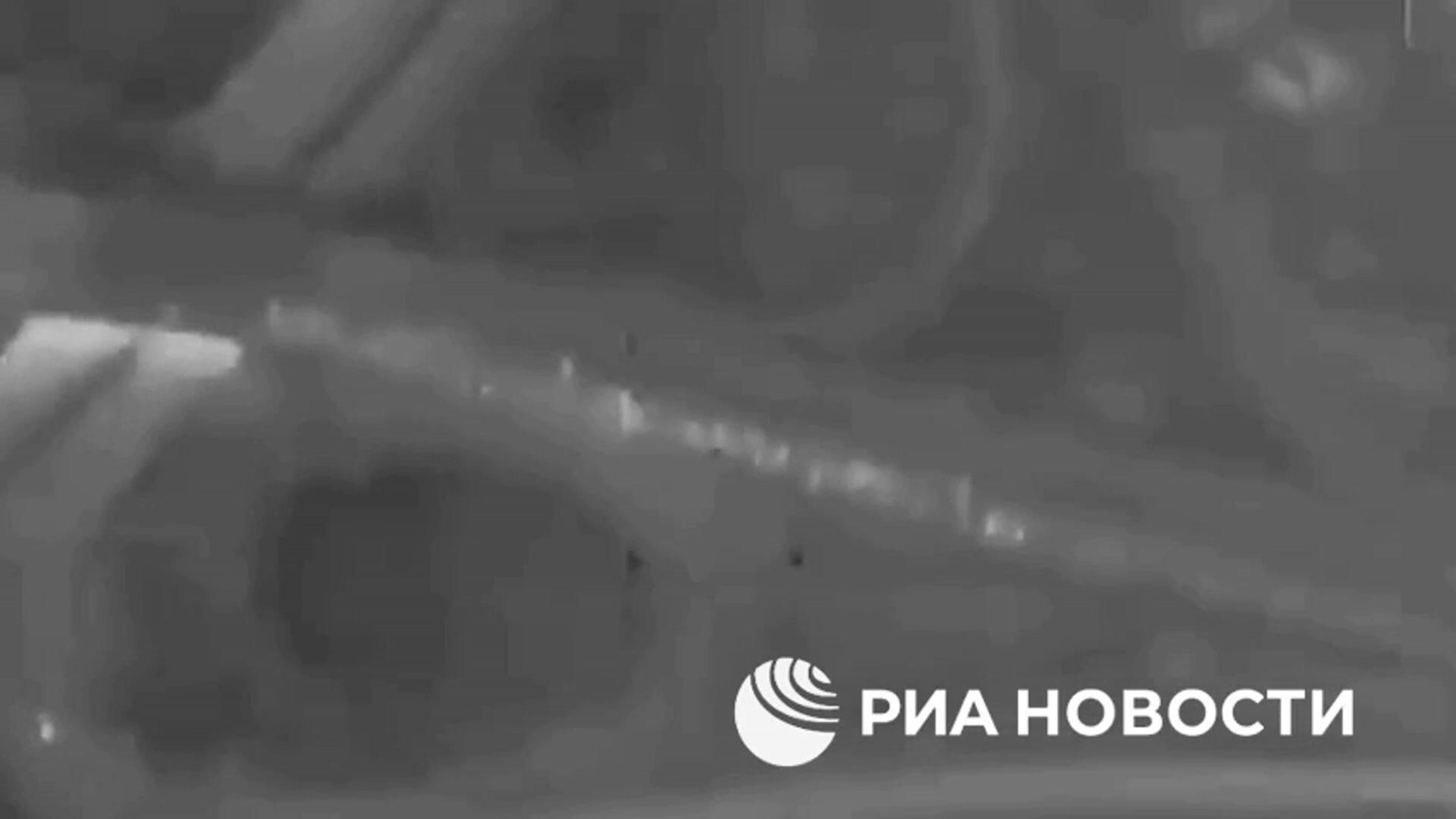 Удары ВВС Сирии по колонне бронетехники боевиков на трассе М-5 Алеппо — Дамаск Удары ВВС Сирии по колонне бронетехники боевиков на трассе М-5 Алеппо — Дамаск - РИА Новости, 1920, 01.12.2024