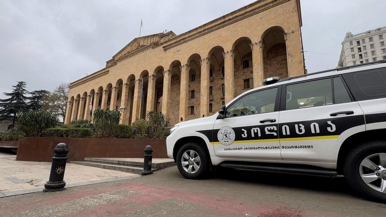 Автомобиль полиции у здания парламента Тбилиси Автомобиль полиции у здания парламента Тбилиси - РИА Новости, 1920, 28.06.2025