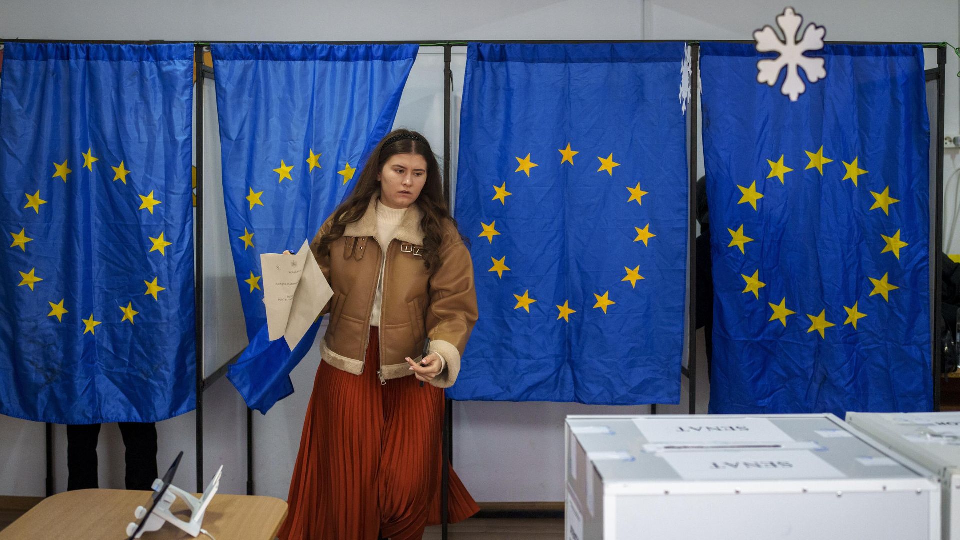 Голосование на избирательном участке во время парламентских выборов в Румынии. 1 декабря 2024 Голосование на избирательном участке во время парламентских выборов в Румынии. 1 декабря 2024 - РИА Новости, 1920, 01.12.2024