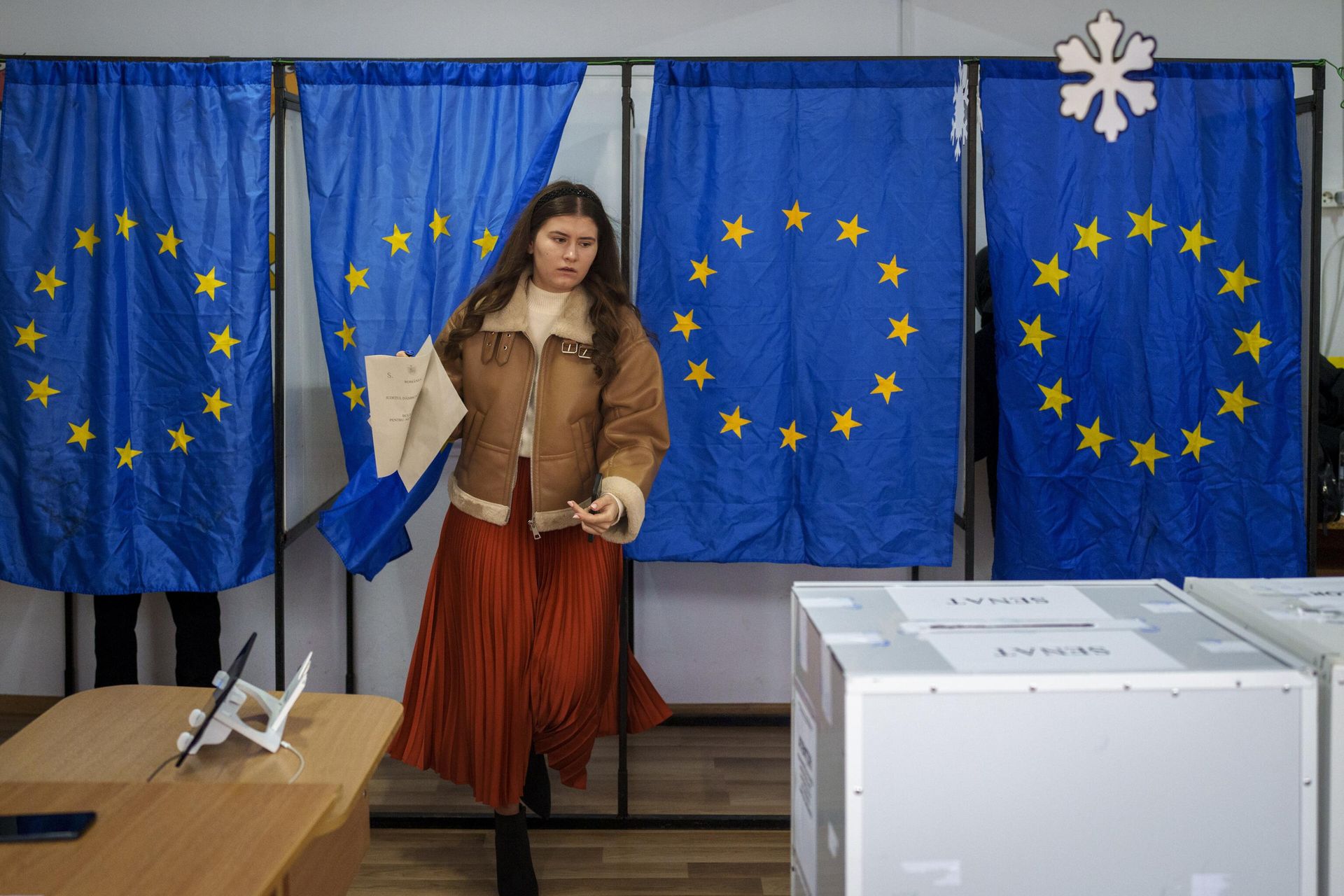 Голосование на избирательном участке во время парламентских выборов в Румынии - РИА Новости, 1920, 08.04.2025