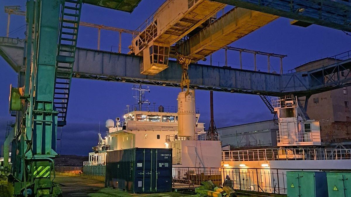 Росатом завершил вывоз отработавшего ядерного топлива с бывшей береговой базы ВМФ Гремиха в Мурманской области Росатом завершил вывоз отработавшего ядерного топлива с бывшей береговой базы ВМФ Гремиха в Мурманской области - РИА Новости, 1920, 02.12.2024
