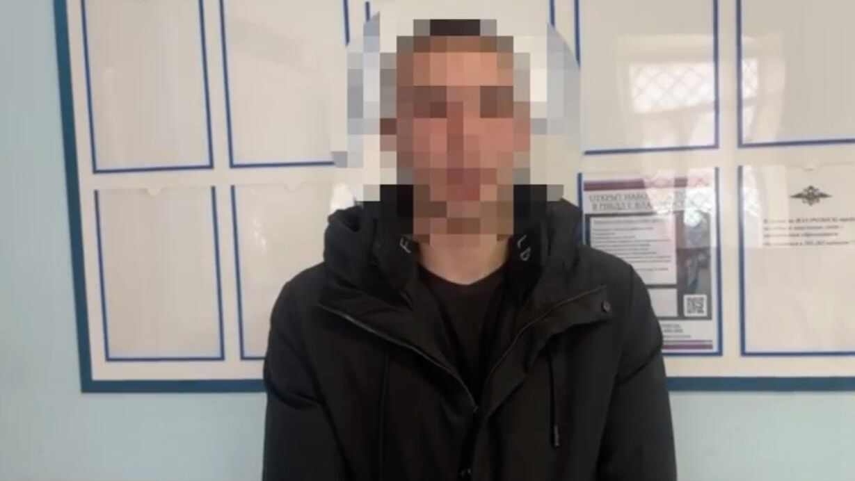 Водитель иномарки, который не выпускал из двора автомобиль скорой помощи во Владивостоке - РИА Новости, 1920, 02.12.2024