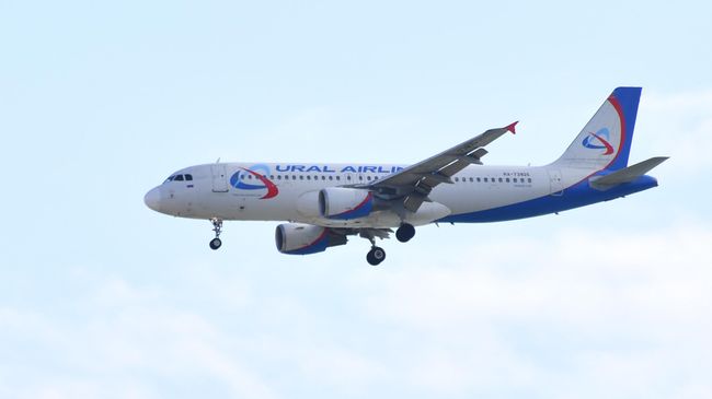 Пассажирский самолёт Airbus A320 авиакомпании Уральские авиалинии