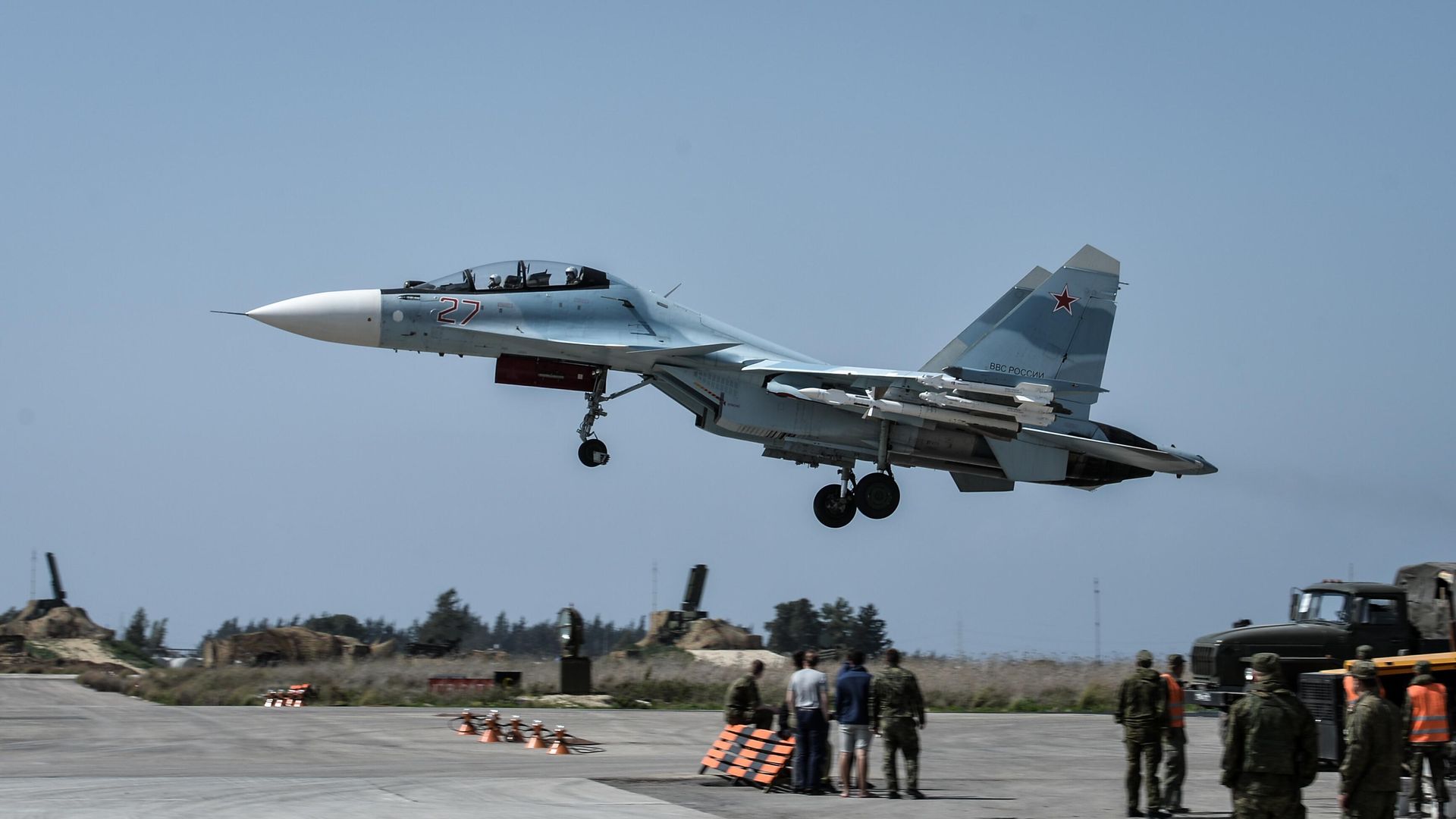 Истребитель Воздушно-космических сил РФ СУ-30 СМ во время вылета с авиабазы Хмеймим Истребитель Воздушно-космических сил РФ СУ-30 СМ во время вылета с авиабазы Хмеймим - РИА Новости, 1920, 08.12.2024