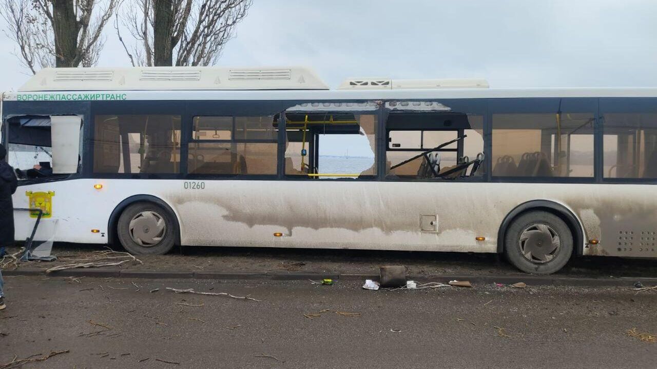 Последствия ДТП с участием автобуса и грузовика в Воронеже Последствия ДТП с участием автобуса и грузовика в Воронеже - РИА Новости, 1920, 02.12.2024