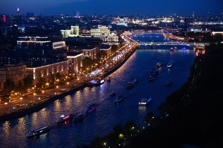 Вид на Пушкинский мост и прогулочные суда в акватории Москвы-реки Вид на Пушкинский мост и прогулочные суда в акватории Москвы-реки