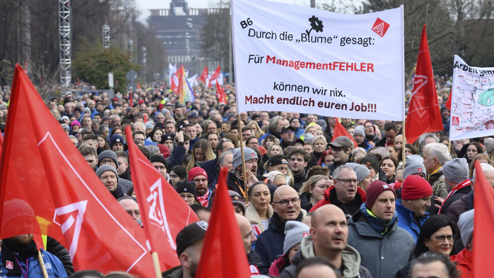 Митинг во время общенациональной забастовки рабочих Volkswagen в Германии Митинг во время общенациональной забастовки рабочих Volkswagen в Германии - РИА Новости, 1920, 10.12.2024