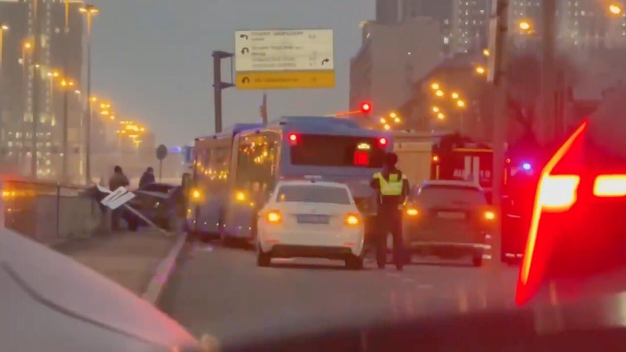 Массовое ДТП с участием автобуса на Ленинградском проспекте в Москве. 3 декабря 2024 года Массовое ДТП с участием автобуса на Ленинградском проспекте в Москве. 3 декабря 2024 года - РИА Новости, 1920, 03.12.2024