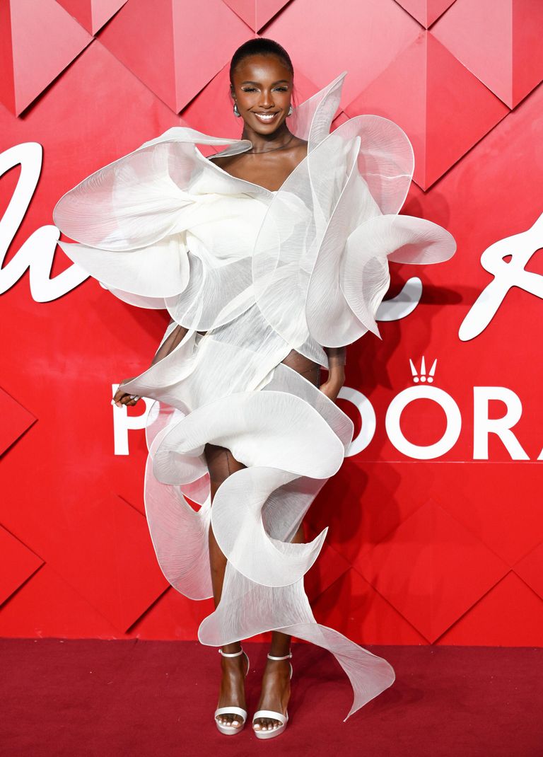 Модель Леоми Андерсон на красной дорожке The Fashion Awards 2024 в Лондоне 