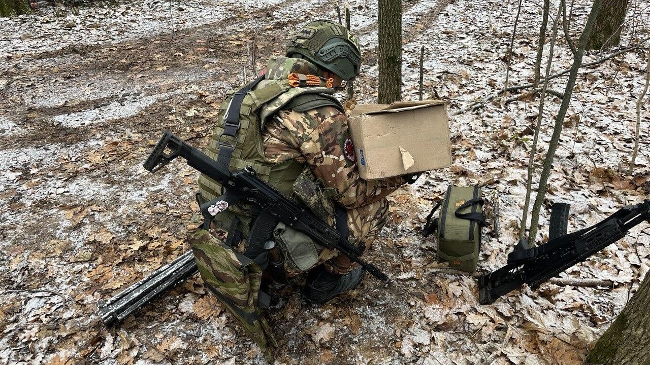 Булат переносит коптеры и мины к месту вылета Булат переносит коптеры и мины к месту вылета - РИА Новости, 1920, 04.12.2024