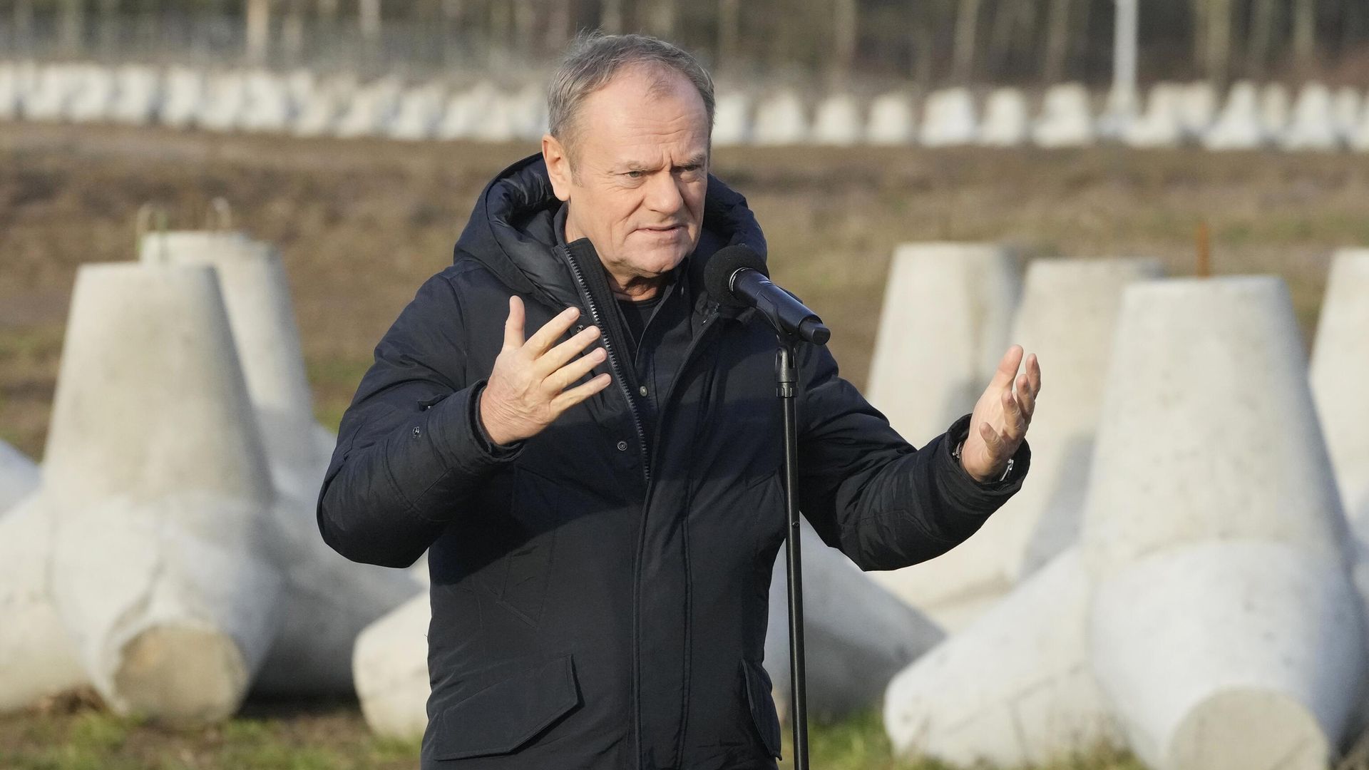Премьер-министр Польши Дональд Туск во время посещения участка границы Польши с Калининградской областью России Премьер-министр Польши Дональд Туск во время посещения участка границы Польши с Калининградской областью России - РИА Новости, 1920, 30.11.2024