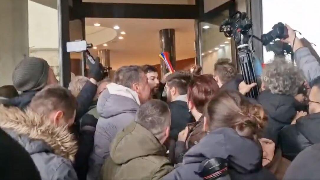 Потасовка перед дверями скупщины во время протеста из-за гибели людей при обрушении на железнодорожном вокзале в городе Нови-Сад в Сербии Потасовка перед дверями скупщины во время протеста из-за гибели людей при обрушении на железнодорожном вокзале в городе Нови-Сад в Сербии - РИА Новости, 1920, 09.12.2024