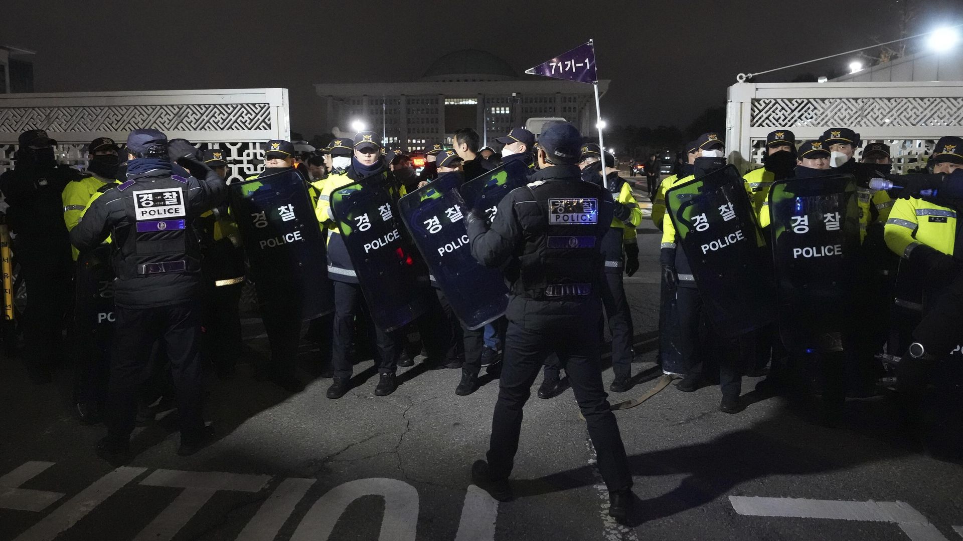 Полицейские перед зданием парламента в Сеуле, Южная Корея Полицейские перед зданием парламента в Сеуле, Южная Корея - РИА Новости, 1920, 03.12.2024