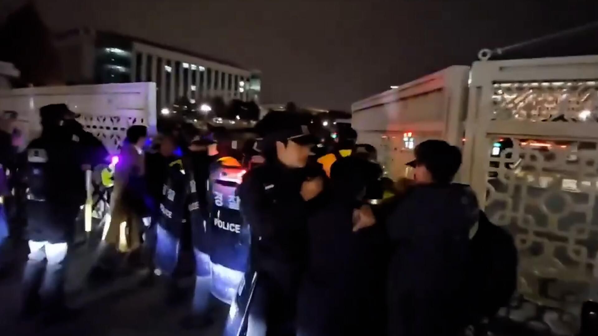 Протестующие возле Национальной ассамблеи в Южной Корее Протестующие возле Национальной ассамблеи в Южной Корее - РИА Новости, 1920, 03.12.2024