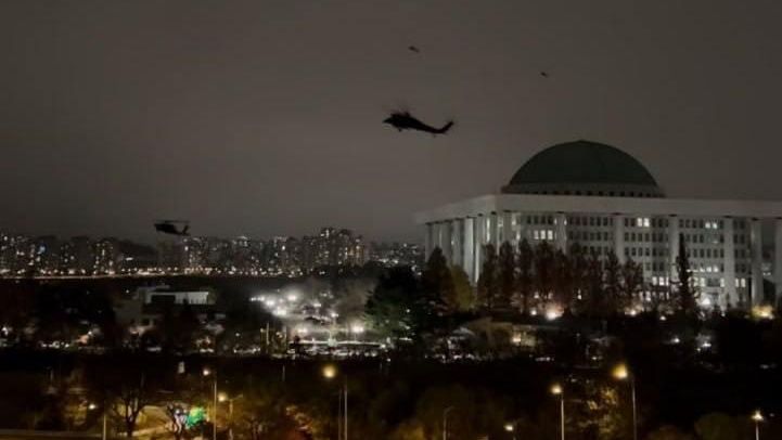 Военные вертолёты замечены в небе над зданием парламента в Сеуле Военные вертолёты замечены в небе над зданием парламента в Сеуле - РИА Новости, 1920, 03.12.2024