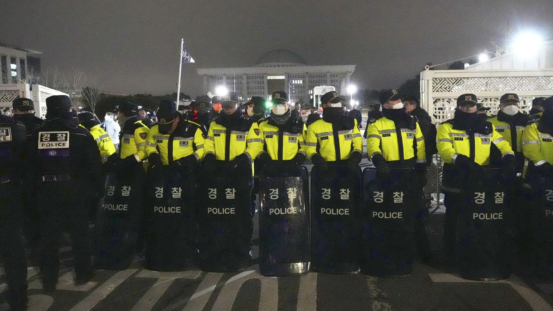 Полицейские перед зданием парламента в Сеуле. 3 декабря 2024 Полицейские перед зданием парламента в Сеуле. 3 декабря 2024 - РИА Новости, 1920, 03.12.2024