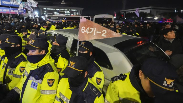 Обстановка у здания парламента в Сеуле Обстановка у здания парламента в Сеуле