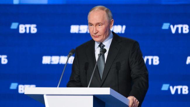 Президент РФ Владимир Путин выступает на пленарной сессии инвестиционного форума ВТБ Россия зовет!