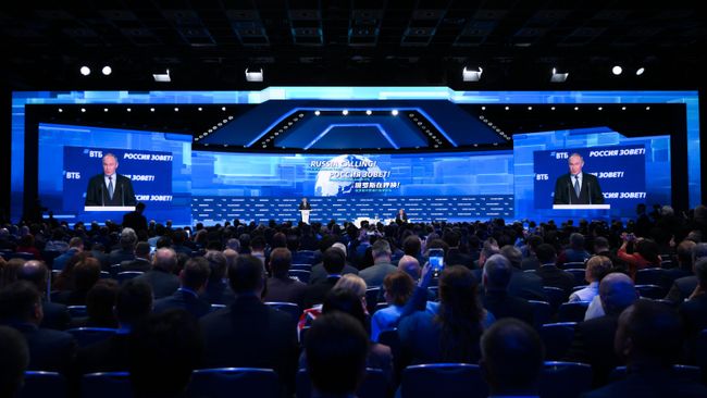 Президент Владимир Путин выступает на пленарной сессии инвестиционного форума ВТБ Россия зовет!