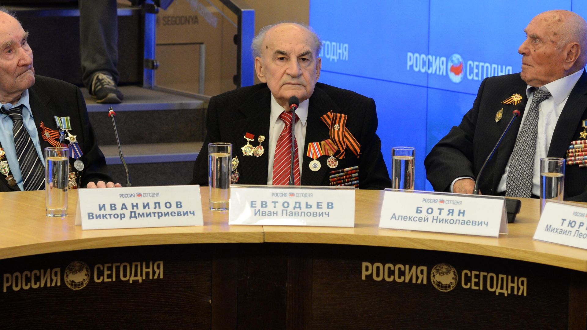 Заслуженный тренер СССР по пулевой стрельбе, ветеран Великой Отечественной войны Виктор Иванилов, ветеран Великой Отечественной войны Иван Евтодьев и Герой России, разведчик, ветеран Великой Отечественной войны Алексей Ботян Заслуженный тренер СССР по пулевой стрельбе, ветеран Великой Отечественной войны Виктор Иванилов, ветеран Великой Отечественной войны Иван Евтодьев и Герой России, разведчик, ветеран Великой Отечественной войны Алексей Ботян - РИА Новости, 1920, 05.12.2024