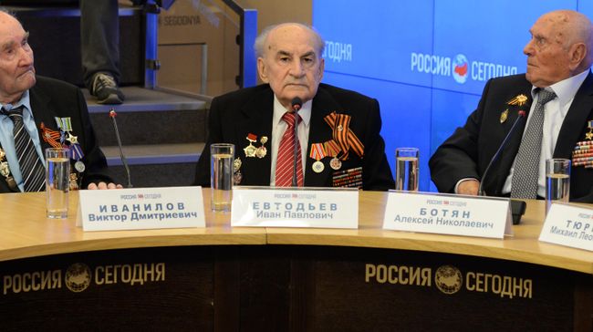 Заслуженный тренер СССР по пулевой стрельбе, ветеран Великой Отечественной войны Виктор Иванилов, ветеран Великой Отечественной войны Иван Евтодьев и Герой России, разведчик, ветеран Великой Отечественной войны Алексей Ботян