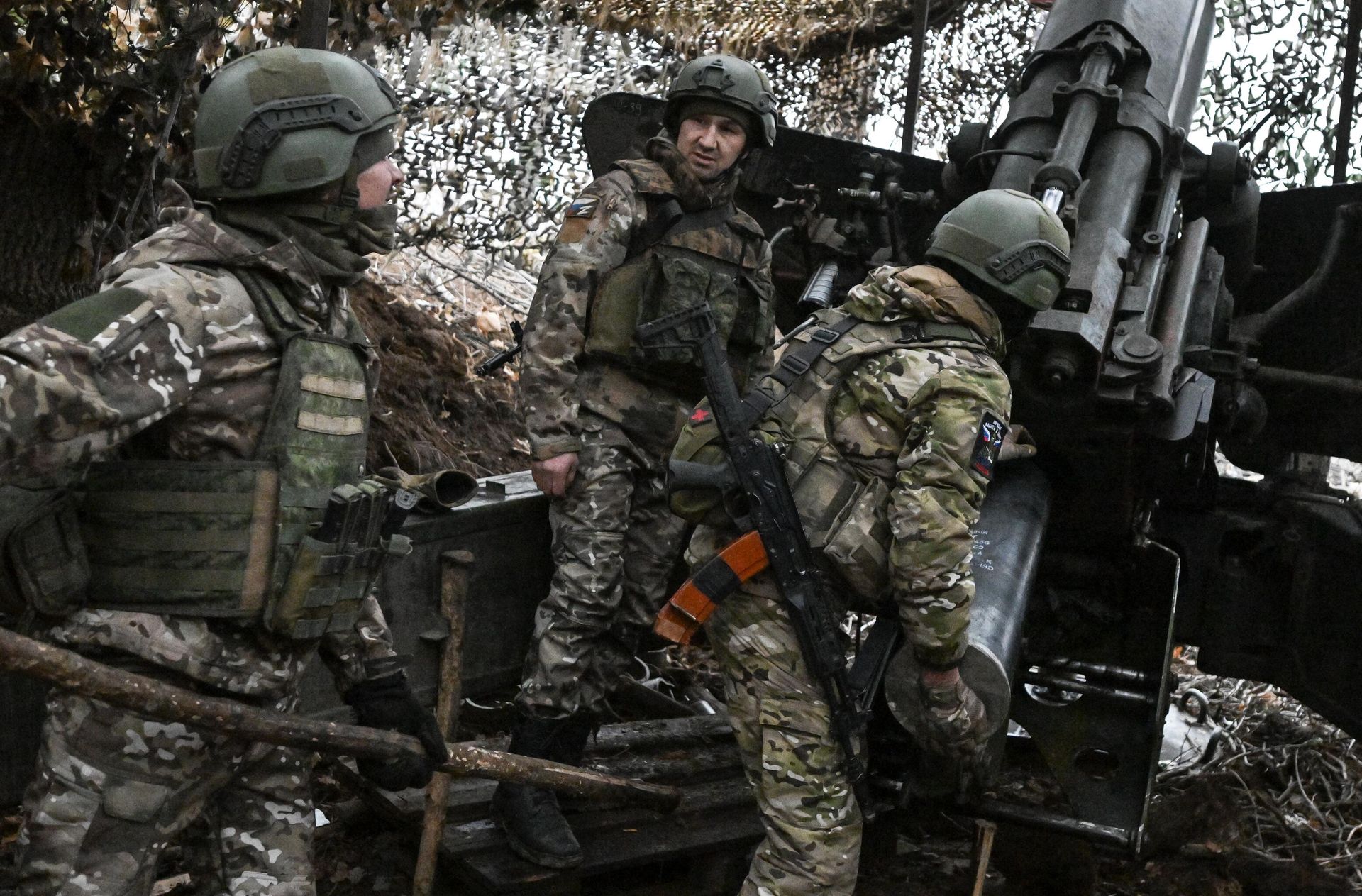 Артиллерийский расчет пушки 2А36 Гиацинт-Б ведет огонь по позициям ВСУ в зоне СВО Артиллерийский расчет пушки 2А36 Гиацинт-Б ведет огонь по позициям ВСУ в зоне СВО - РИА Новости, 1920, 18.12.2024