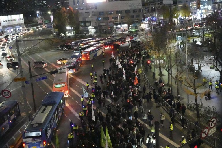 Протестующие маршируют к президентскому офису в Сеуле Протестующие маршируют к президентскому офису в Сеуле
