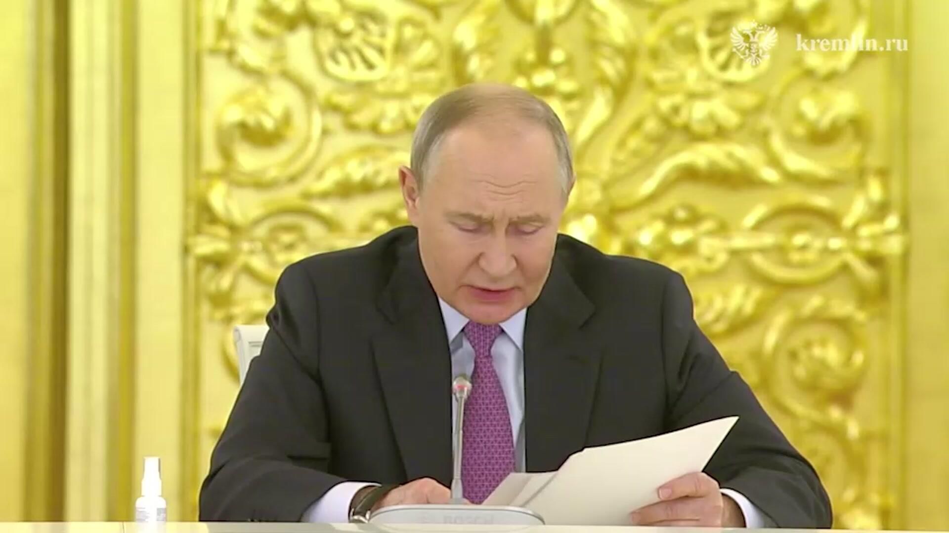 Путин: Нужно подробно, а главное, в доступной форме информировать граждан о целях нацпроектов Путин: Нужно подробно, а главное, в доступной форме информировать граждан о целях нацпроектов - РИА Новости, 1920, 05.12.2024